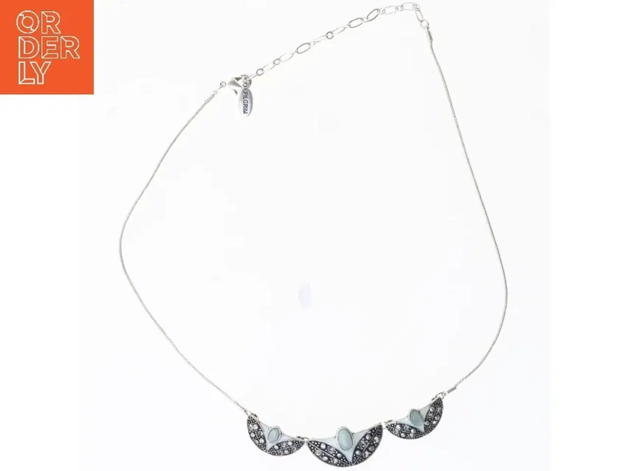 Billede 1 - Sølvfarvet halskæde med dekoration (str. 45 cm)