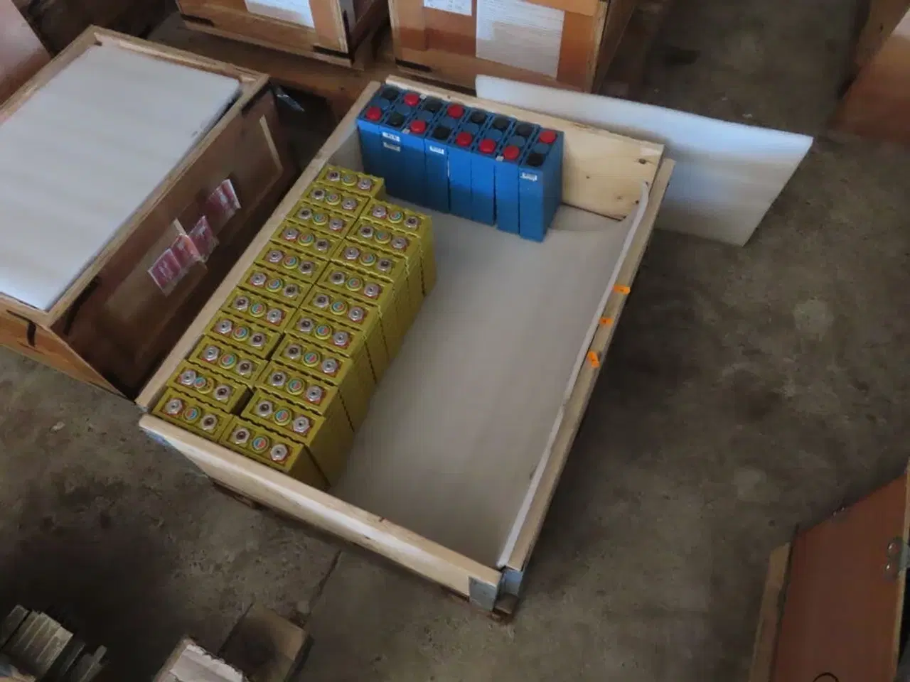 Billede 1 - Kasse med 19 stk lithium ion batterier WINSTON/CALB