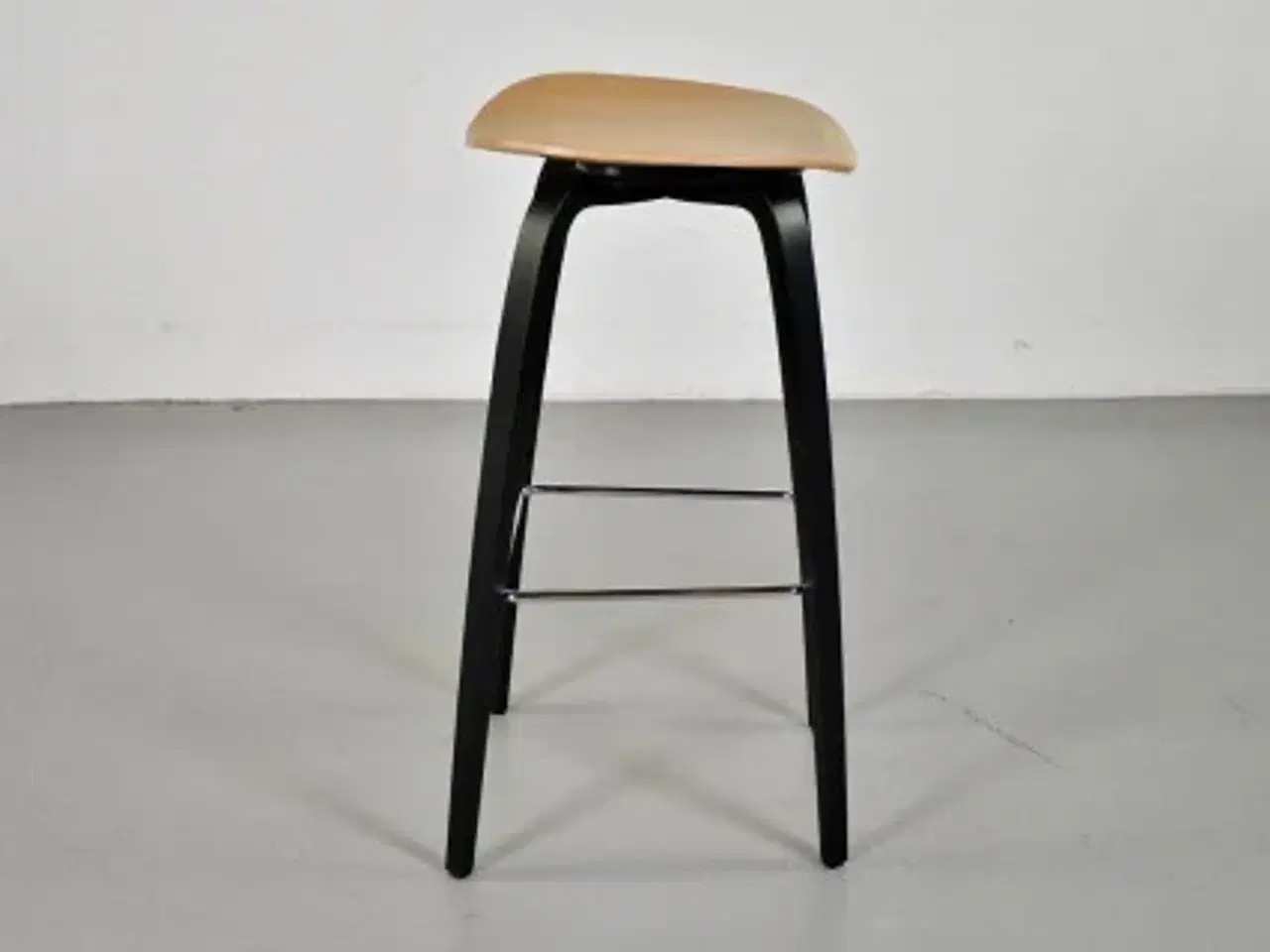 Billede 4 - Barstol med sæde af træ og sort stel