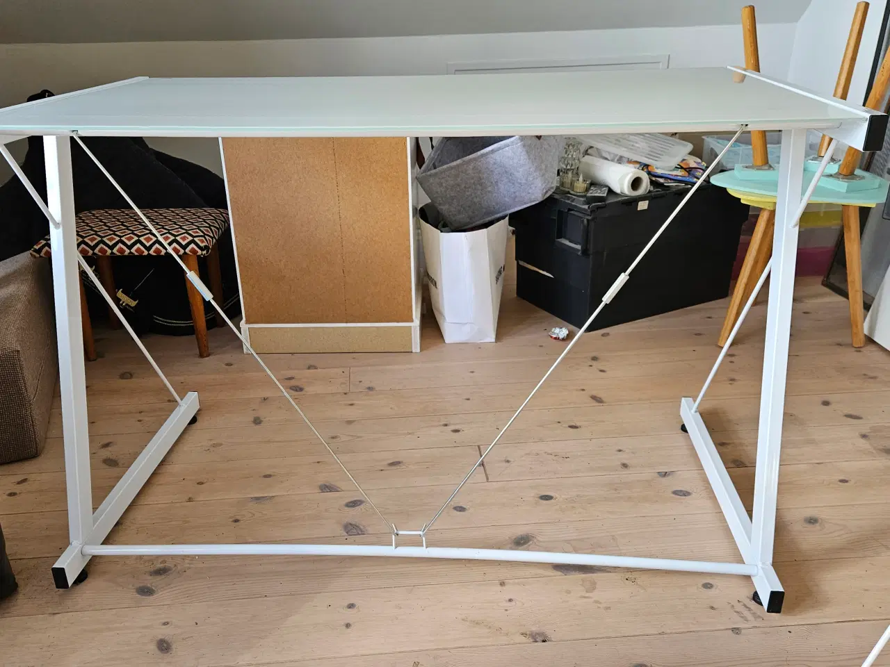 Billede 1 - Skrivebord med hærdet glasplade og hvid stålstel