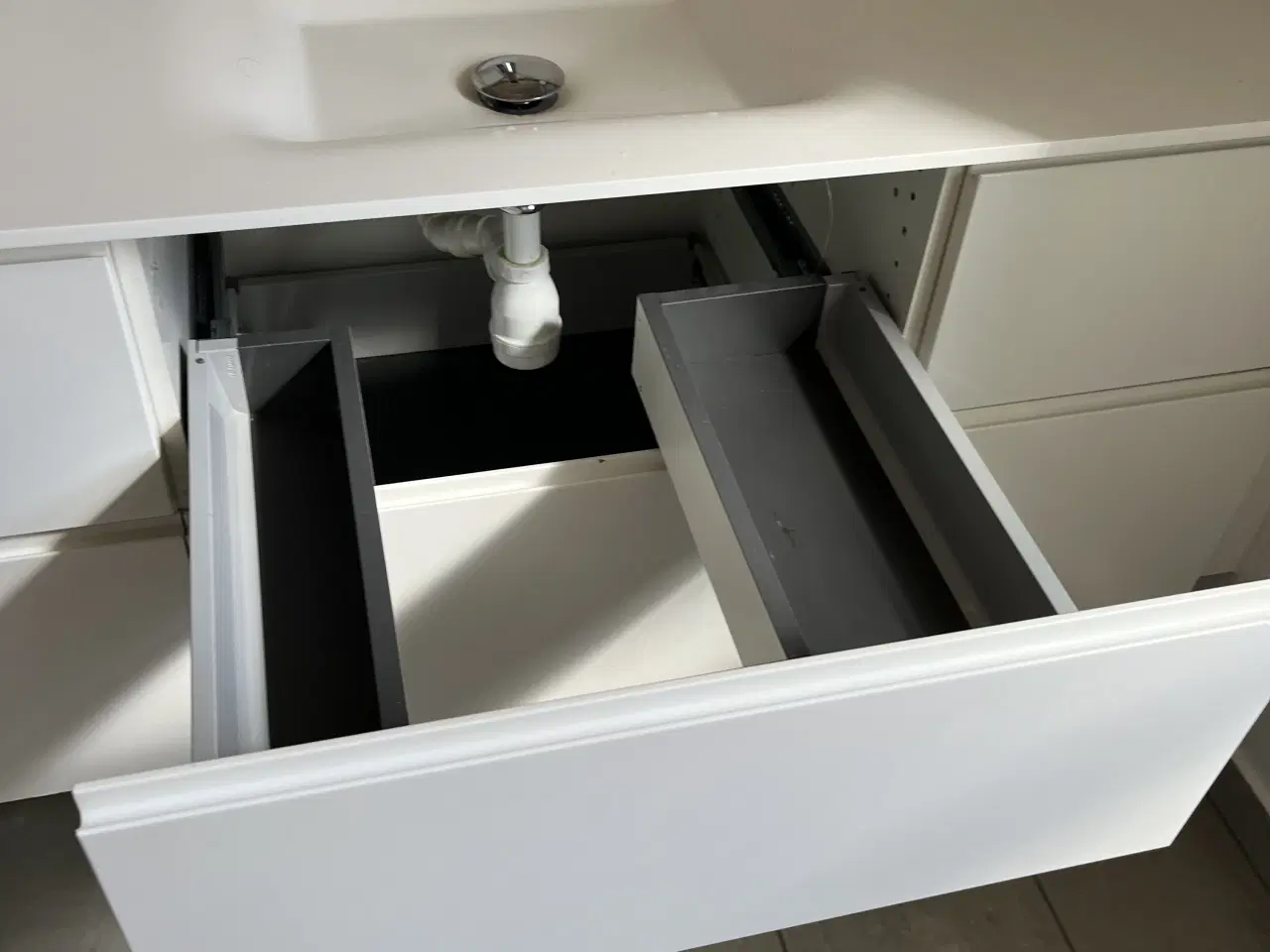 Billede 2 - Hvidt badevær møbel Invita 