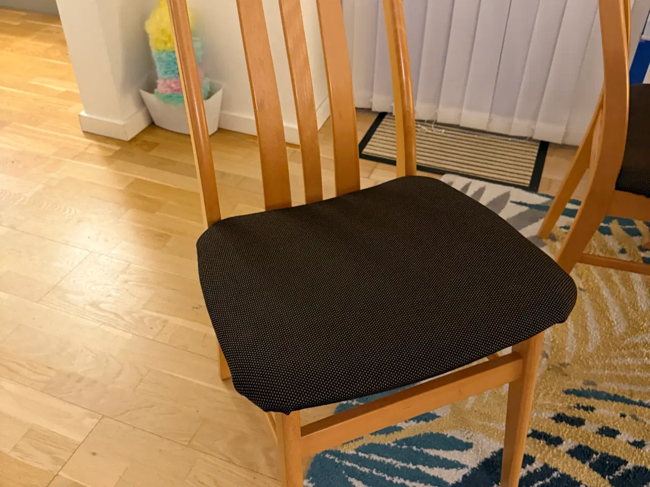 Billede 3 - Bøg/melamin Spisebord med 4 stole