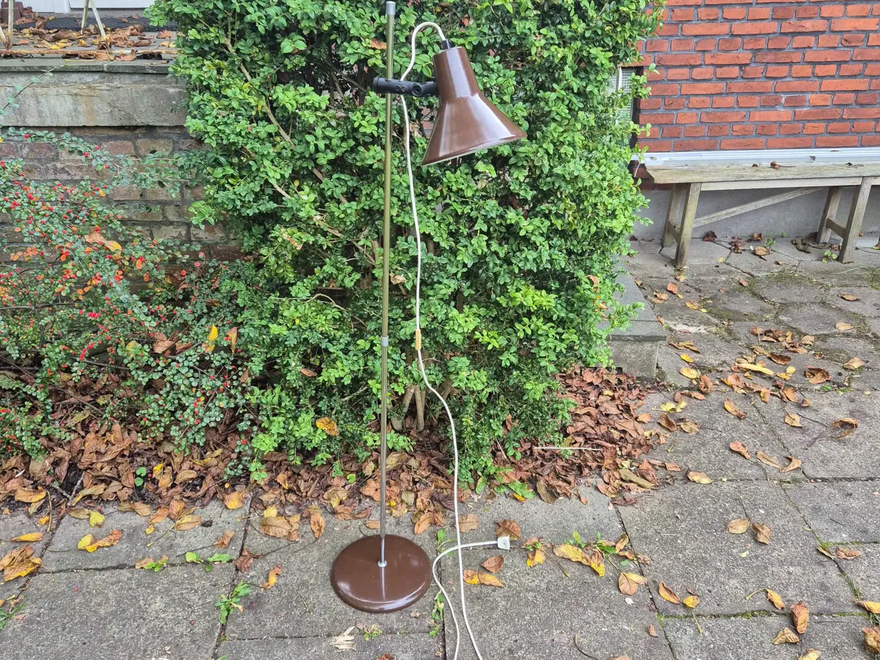 Billede 2 - Brun gulvlampe inspireret af en klassisk arkitektl