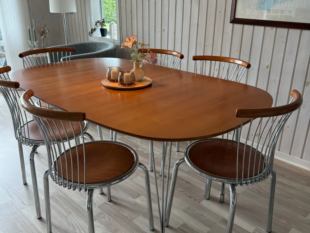 Billede 2 - Spisebord med 1 tillægsplade og 7 stole