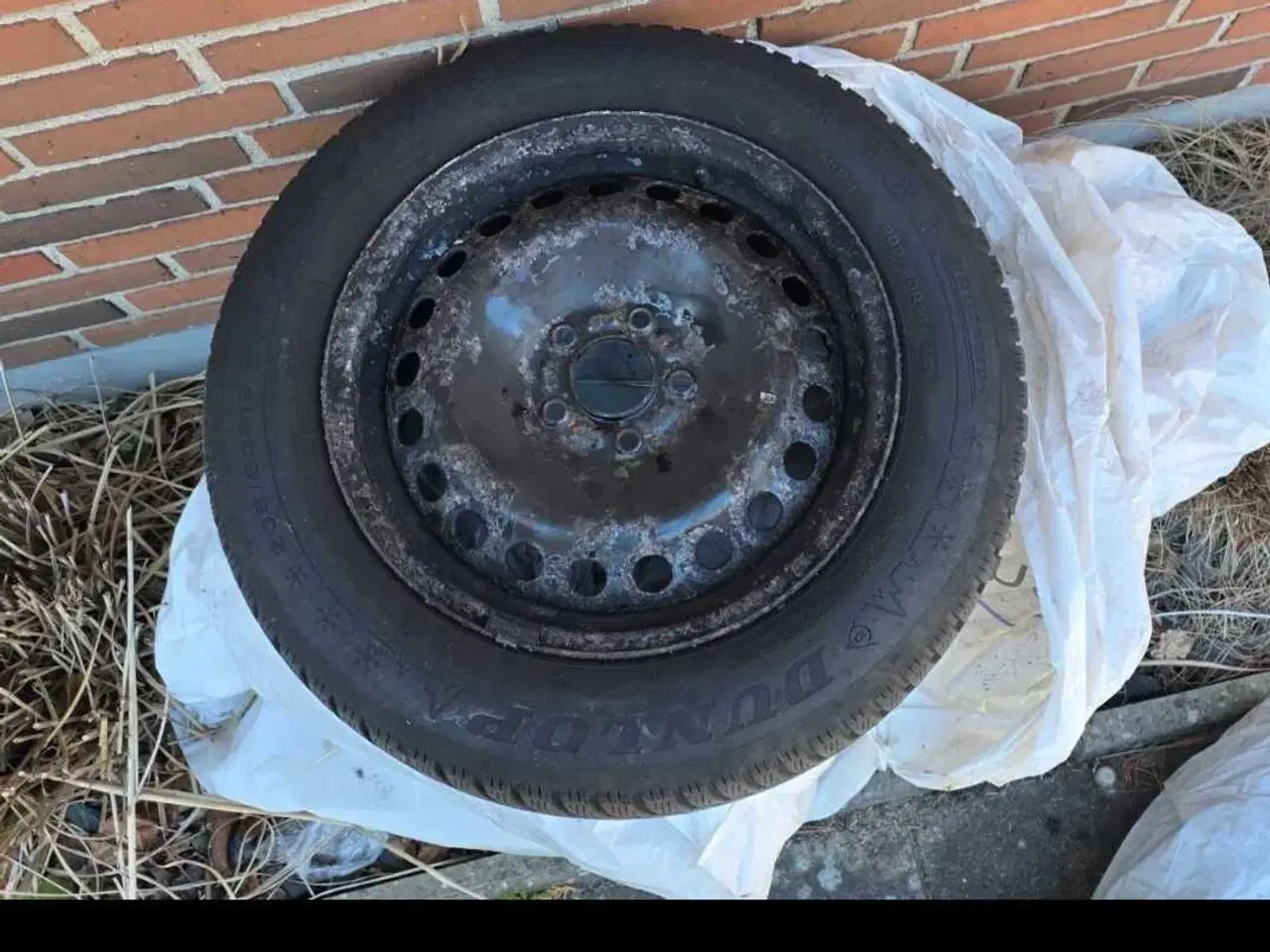 Billede 1 - Vinterdæk på fælge sælges grundet køb af ny bil
