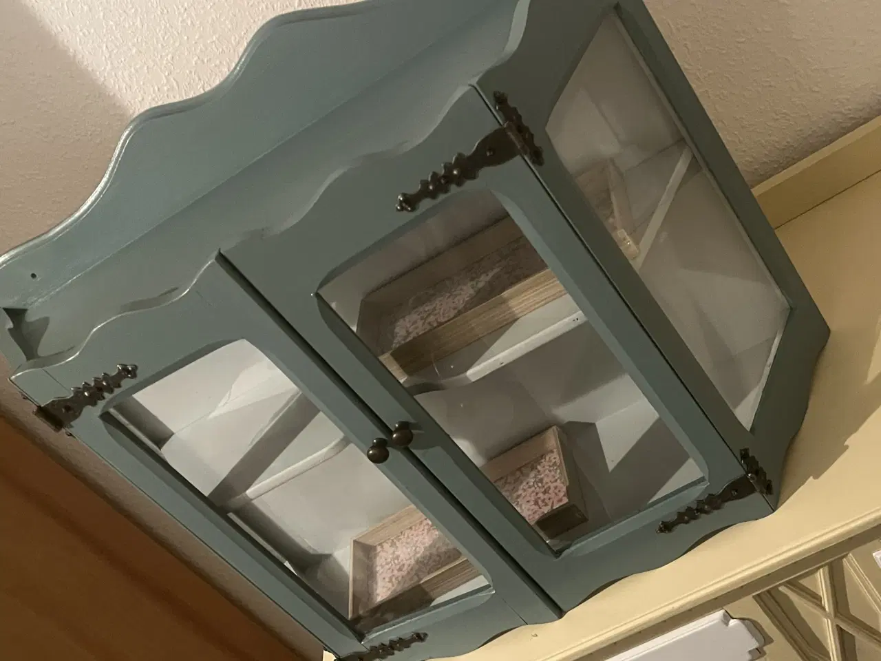 Billede 4 - Stabilt og tungt vægskab