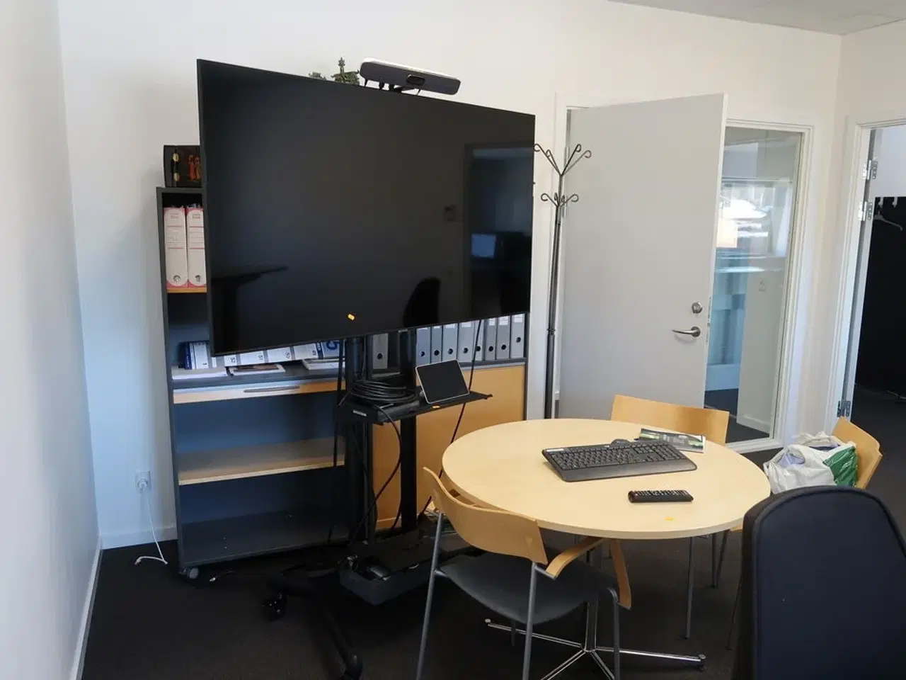 Billede 1 - Fladskærm SAMSUNG QE65T, webcam, tastatur og computer m.m.