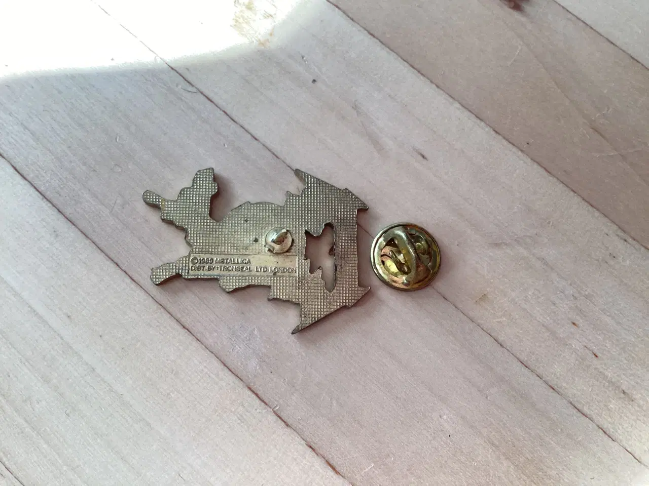 Billede 5 - Metallica damage pin 1989