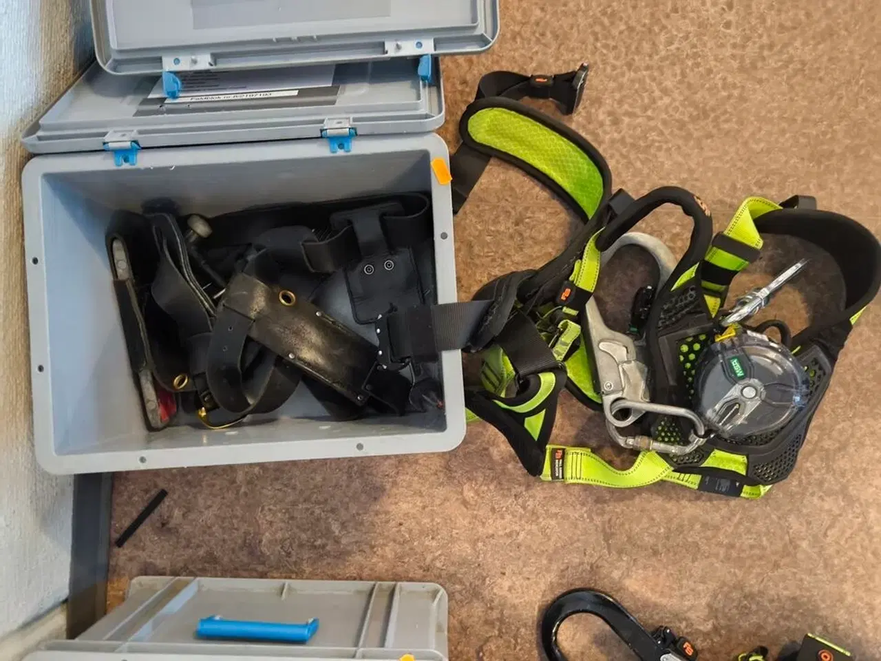 Billede 1 - Kasse m. sikringsgrej samt div.