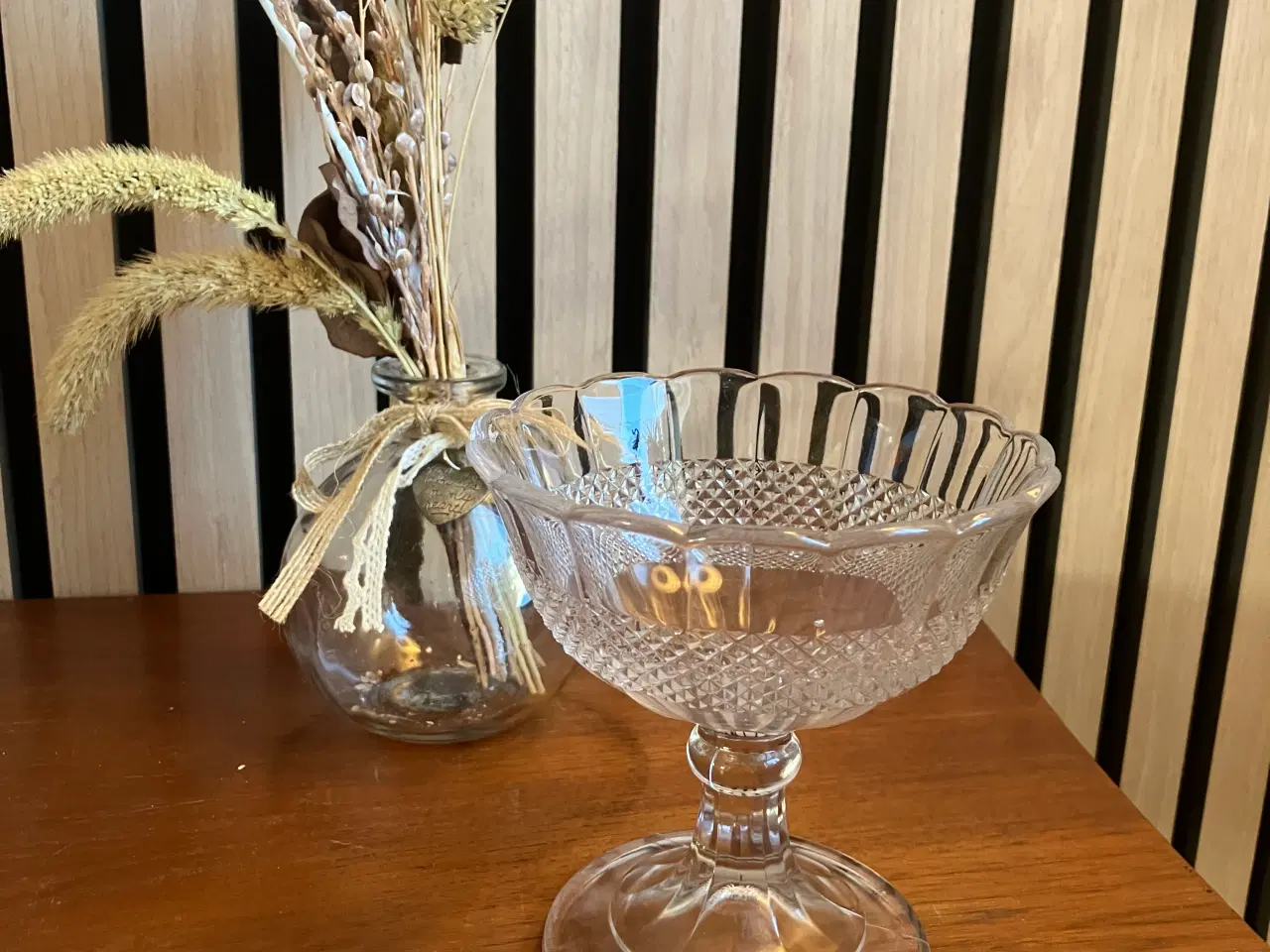 Billede 1 - Gammel sukkerskål i presset glas.