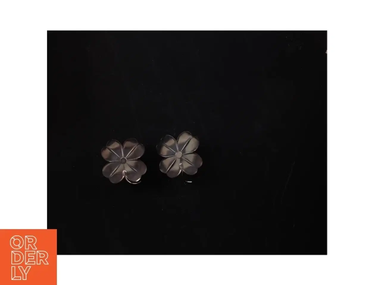Billede 3 - Sølvfarvede blomsterøreringe (str. 7 x 2 cm)