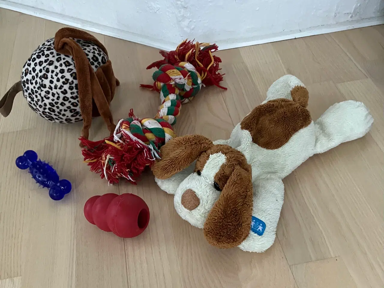 Billede 4 - Blød plys / fløjel hundekurv med diverse legetøj 