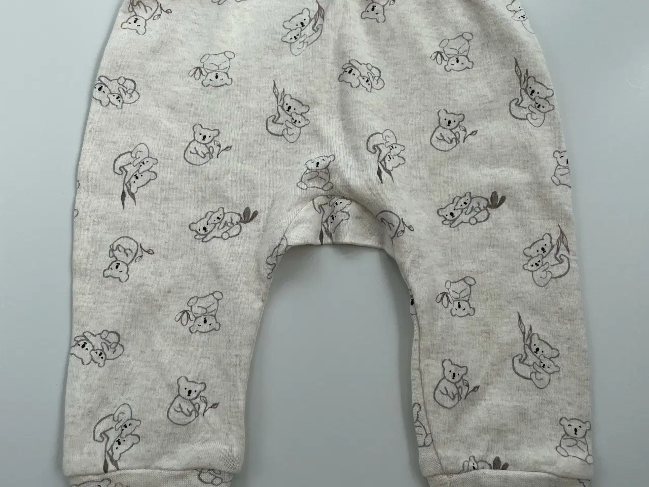 Billede 2 - H&M bukser med koalaprint