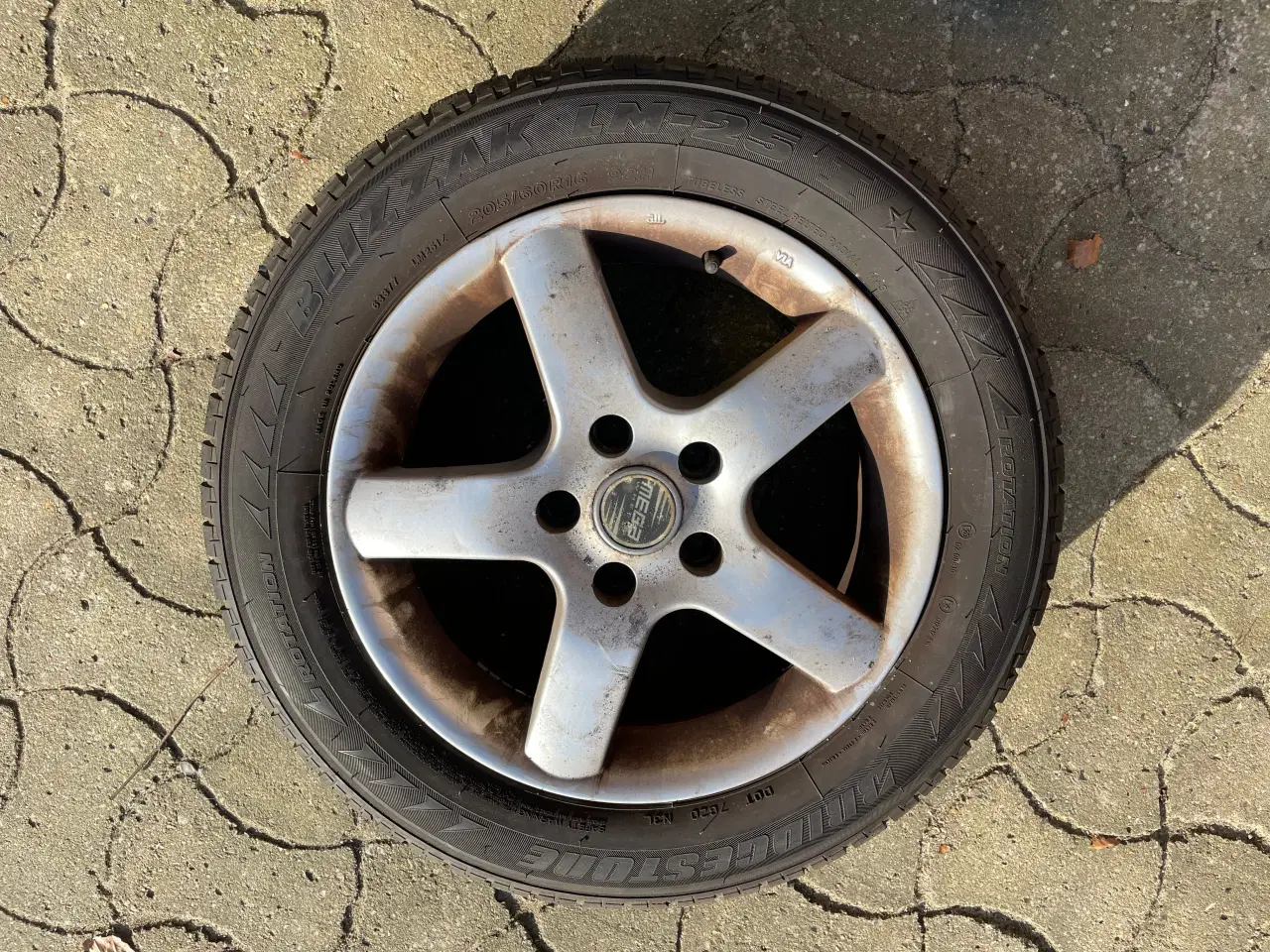 Billede 2 - Alufælge med dæk som foto(4stk til Nissan)
