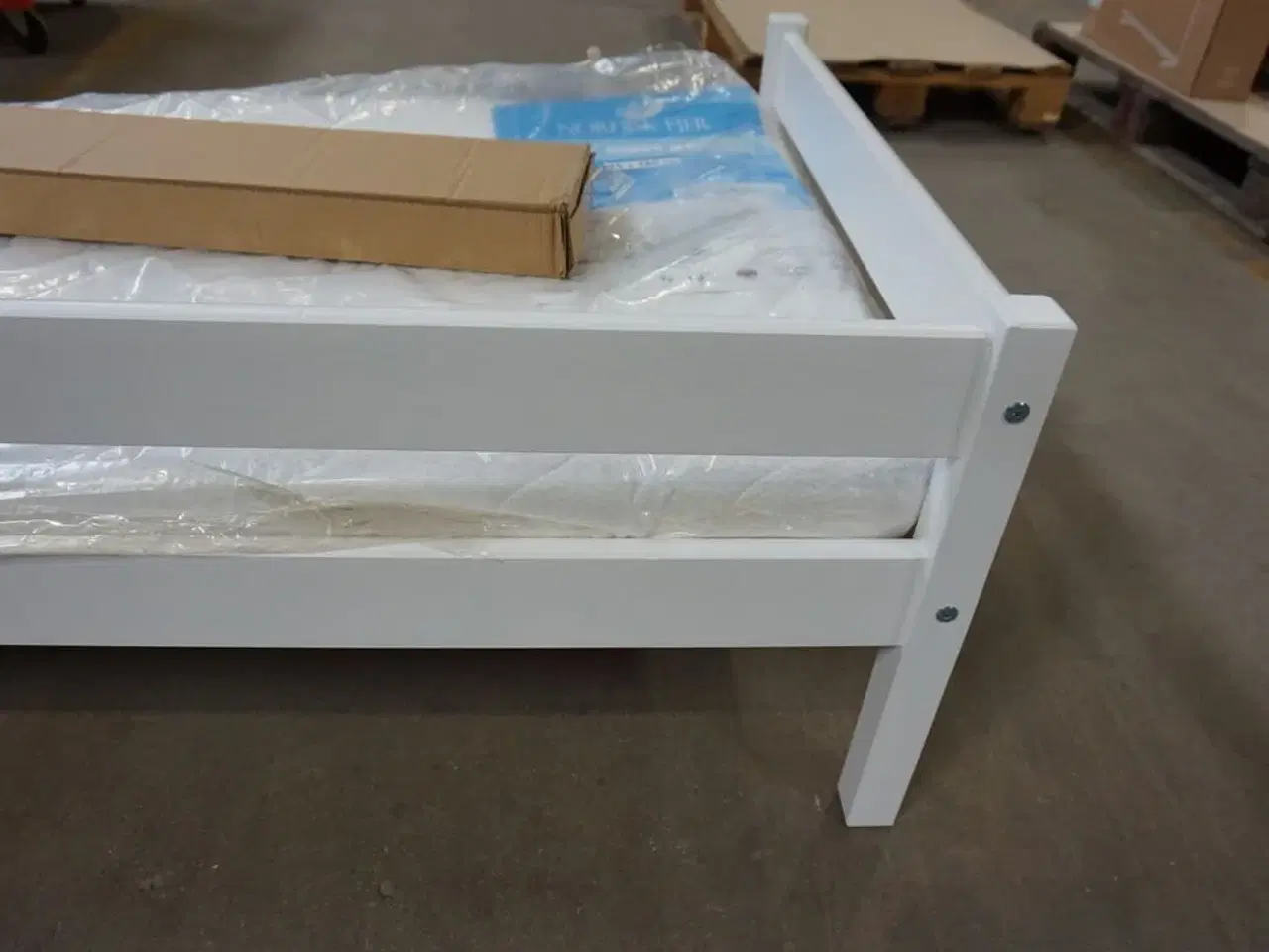 Billede 3 - Spiloppe juniorseng 70x160 cm - Hvid med madras