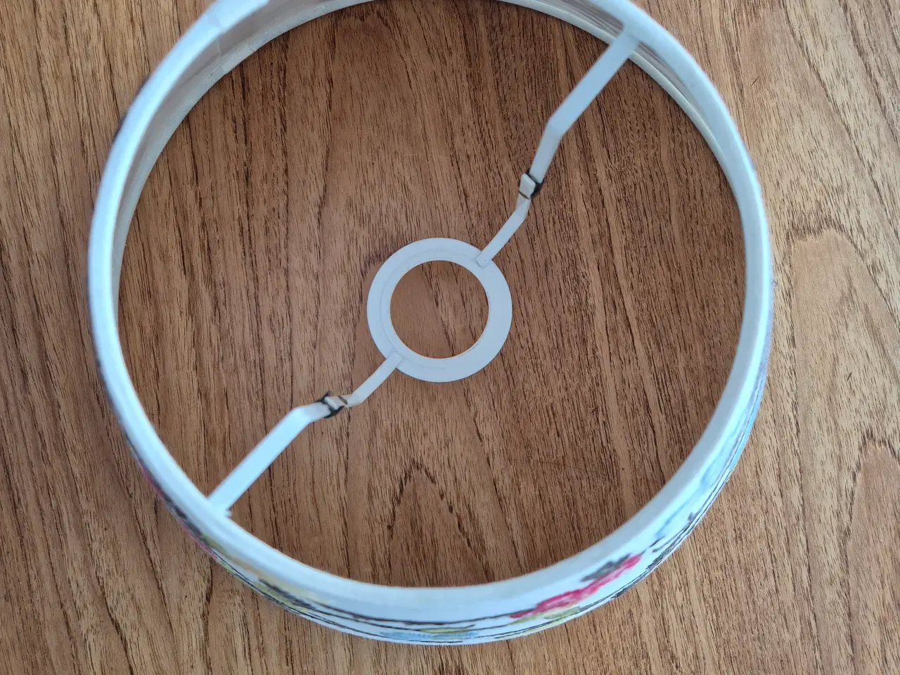 Billede 2 - Smuk hvid lampeskærm med broderi