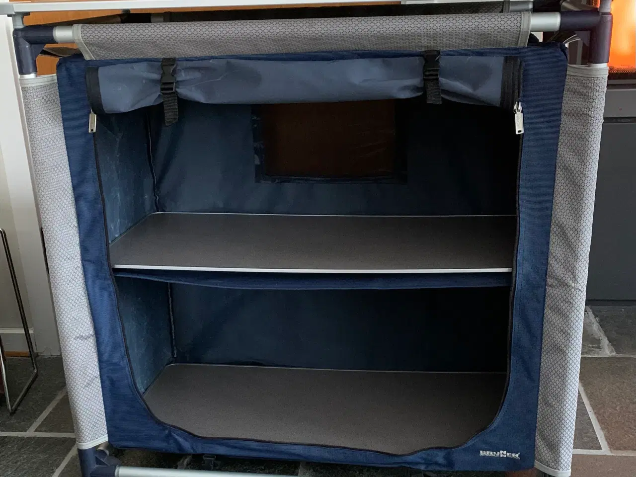 Billede 1 - Skab i bæretaske, med 2 hylder til fortelt
