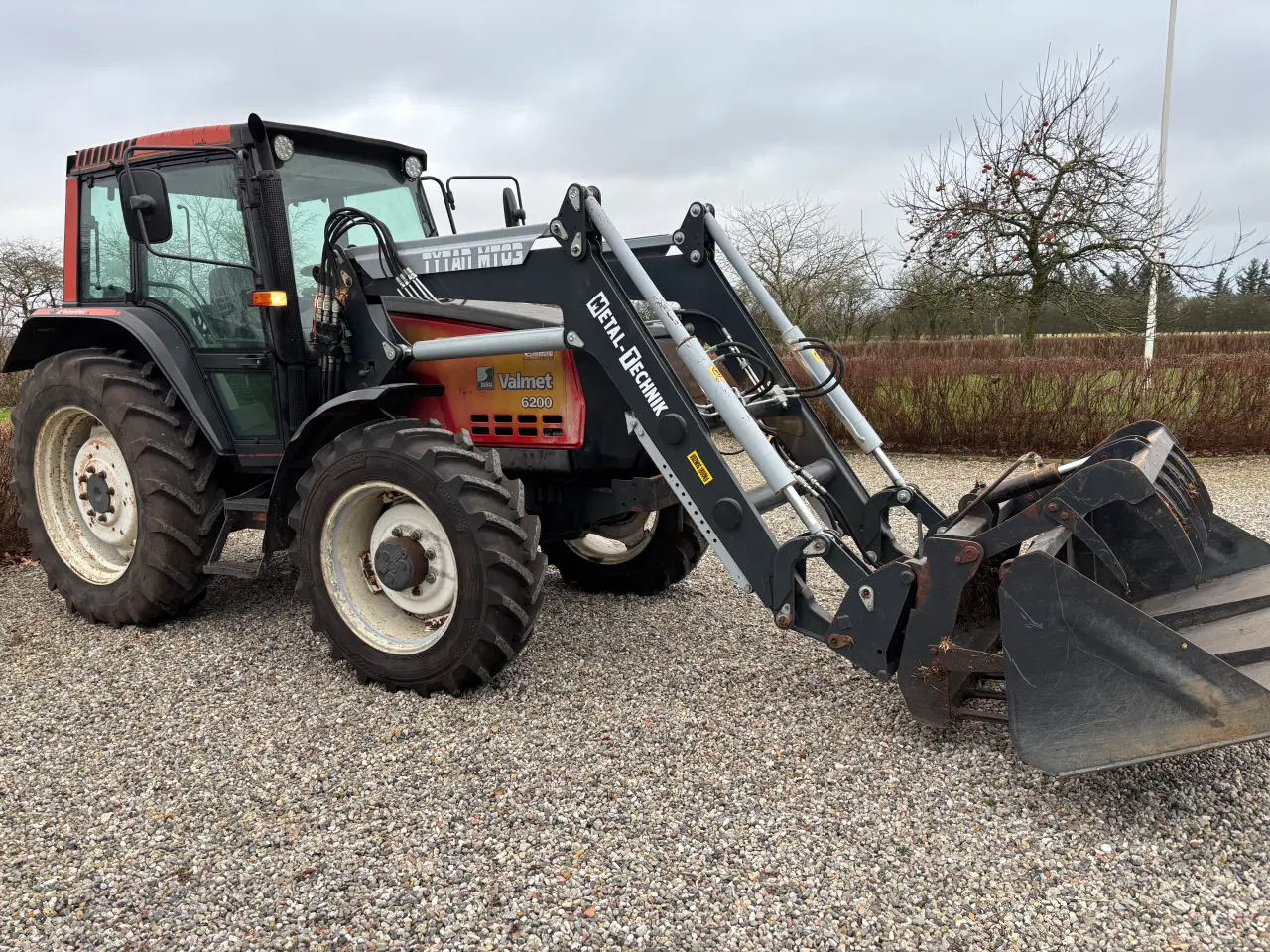 Billede 1 - Valmet 6200 med frontlæsser. 3100 timer 