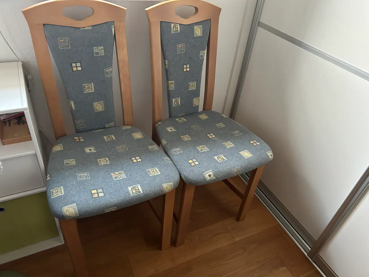 Billede 5 - Spisebord og 2 stole
