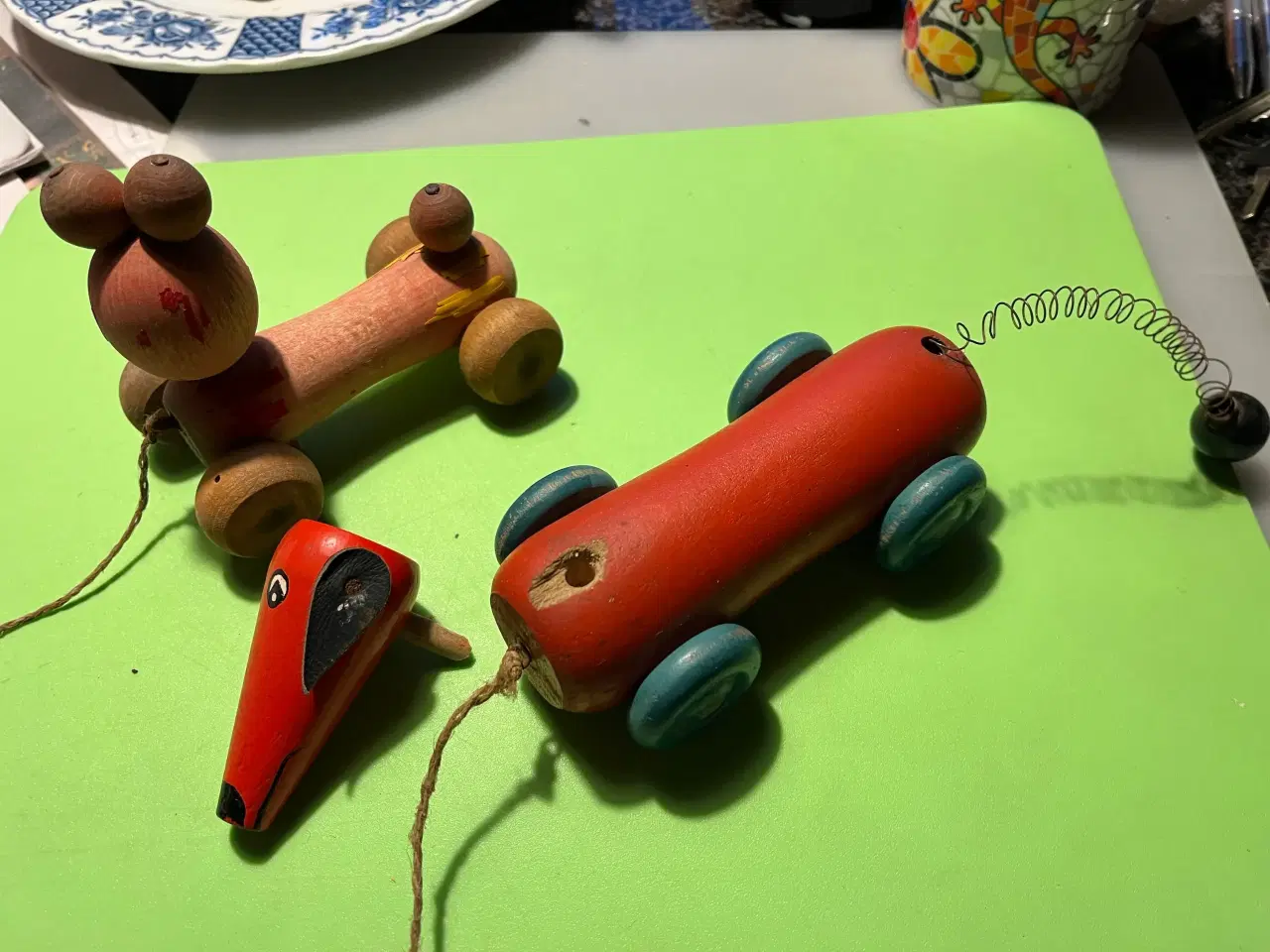 Billede 2 - To legetøjs-træhunde. Giv bud.