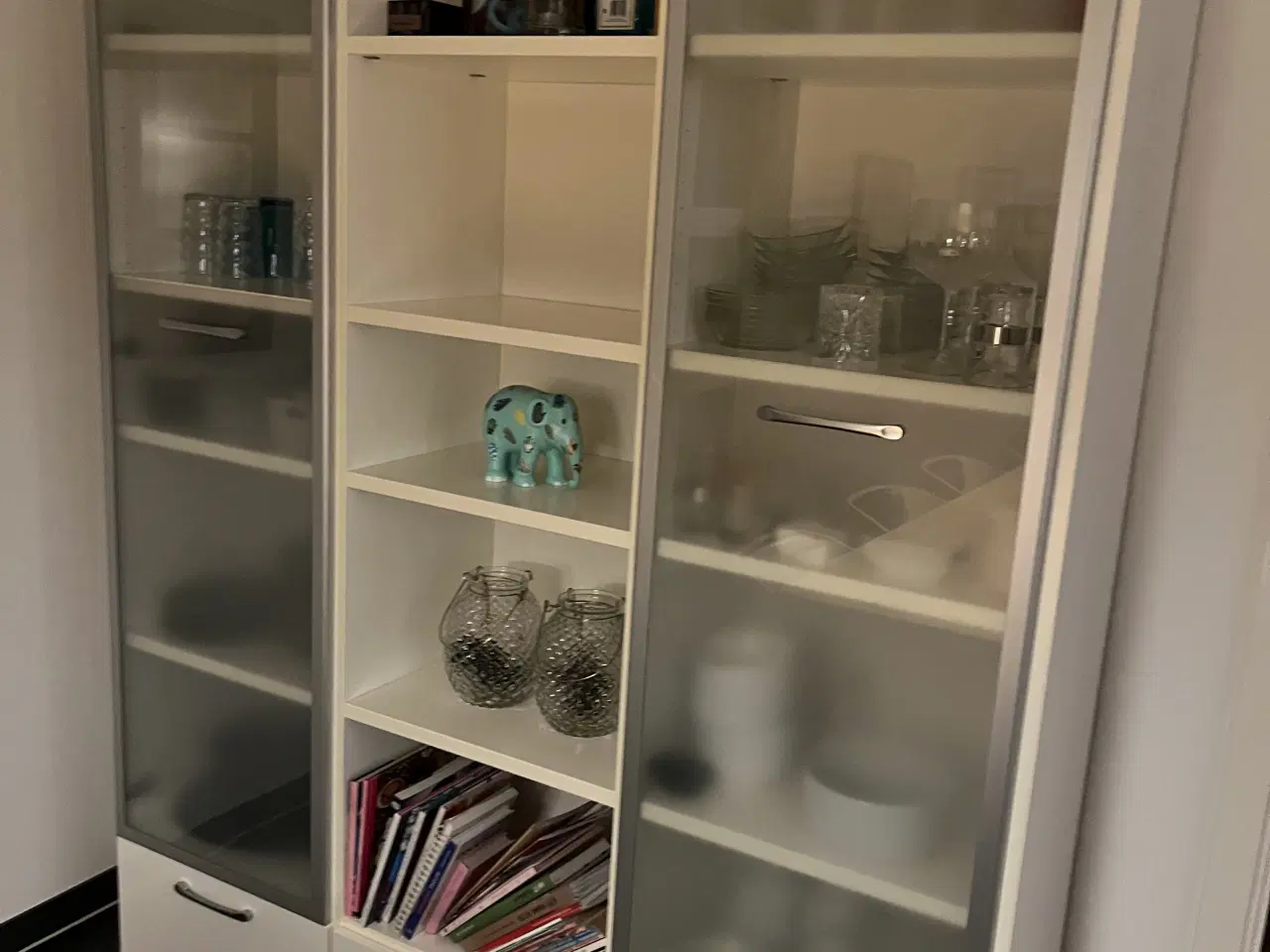 Billede 1 - Hvid Reol system vitrineskab