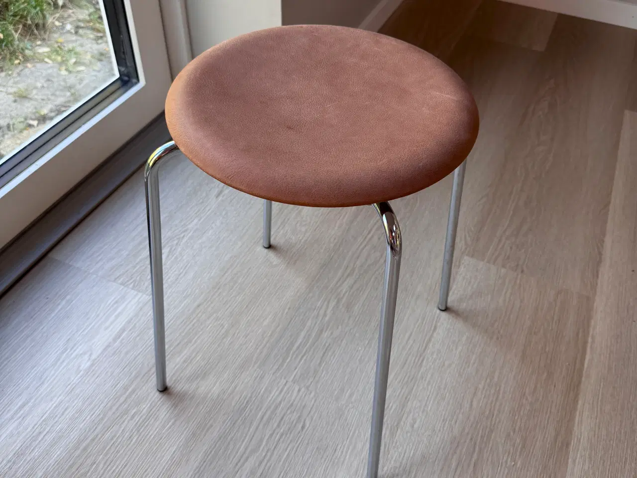 Billede 4 - Dot Stool Walnut - skammel af Fritz Hansen