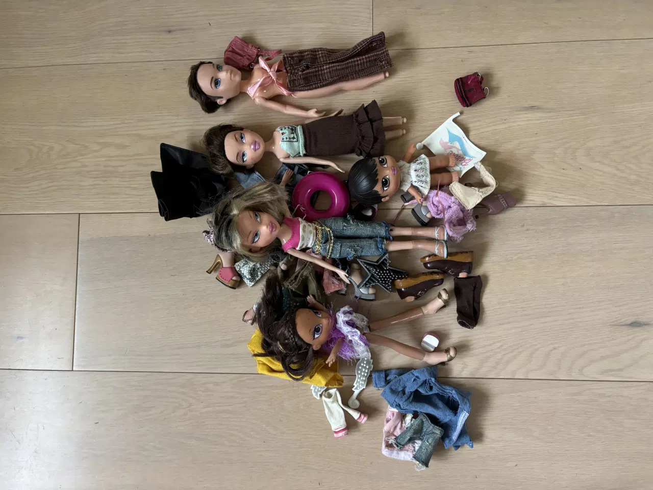 Billede 1 - Fine dukker med lidt tøj