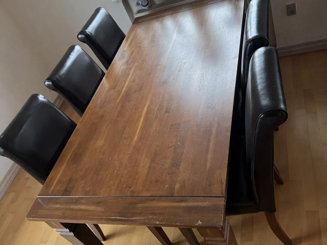 Billede 1 - Spisebord med stole sælges