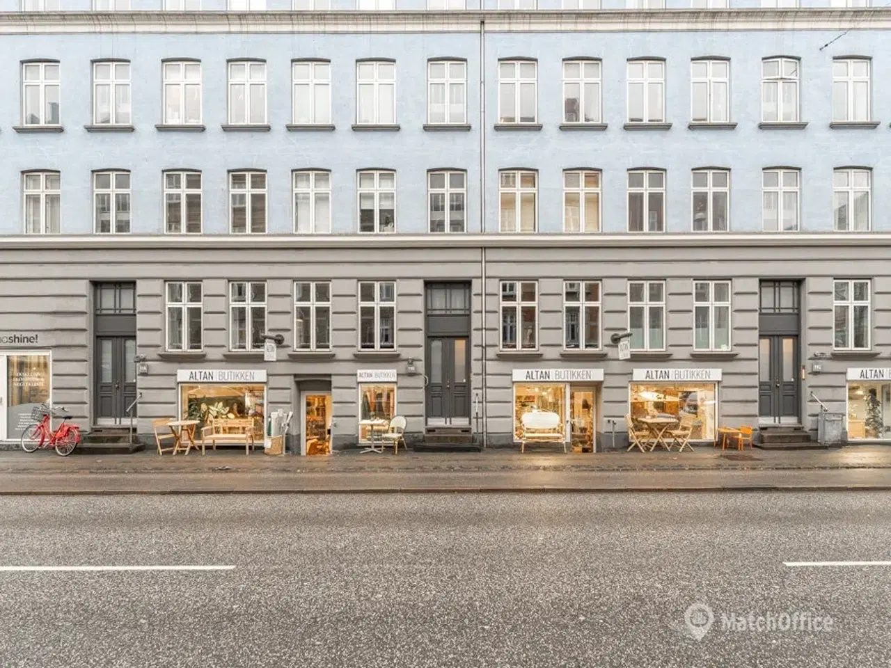 Billede 1 - SÆLGES: Velholdt og synlig erhvervsandel i høj kælder – med bred facade mod Godthåbsvej