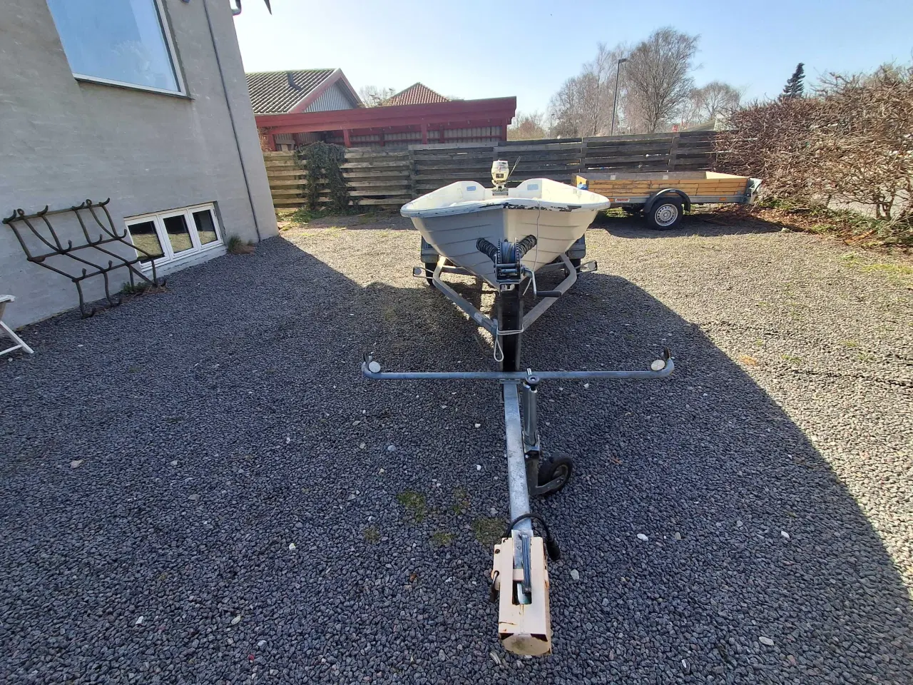 Billede 3 - Jolle med motor og trailer – klar til brug
