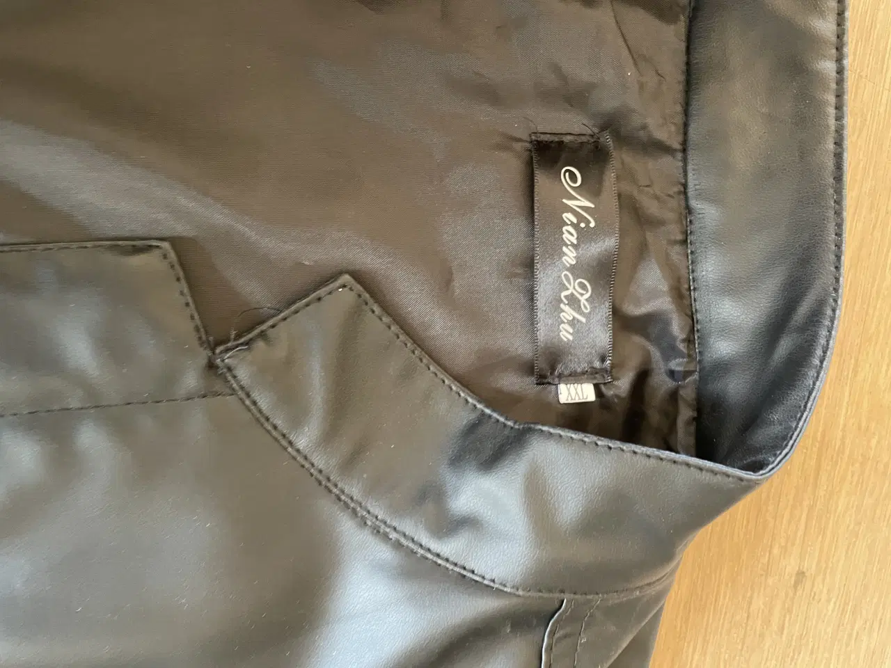 Billede 2 - Vest med broderi 