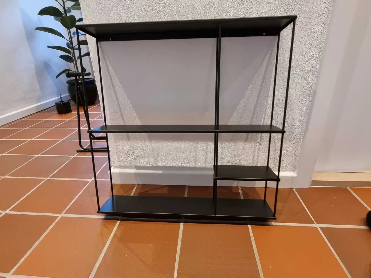 Billede 2 - Sortlakeret væghylde 