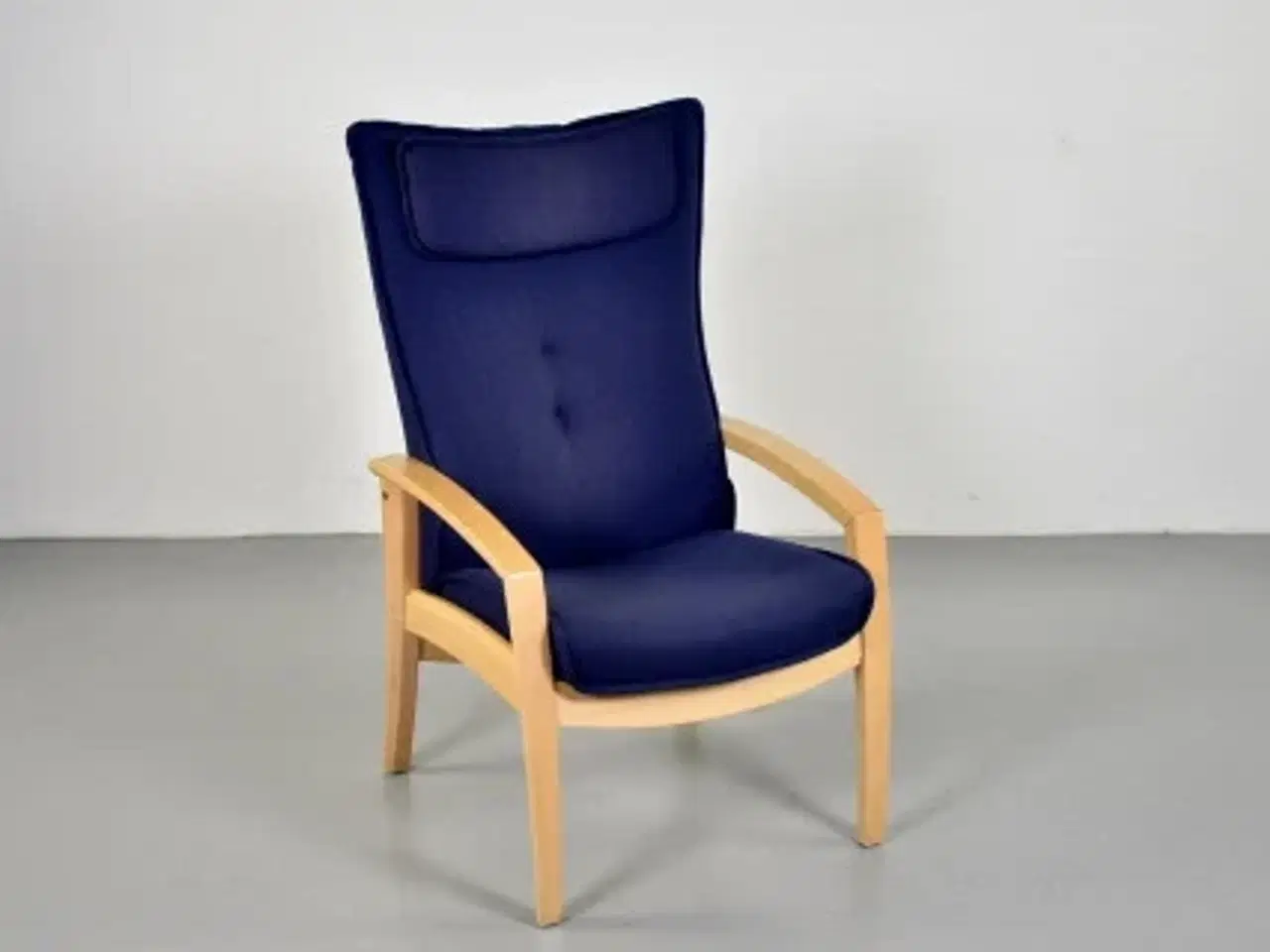 Billede 1 - Farstrup hvile-/lænestol med mørkeblå polster og nakkepude.