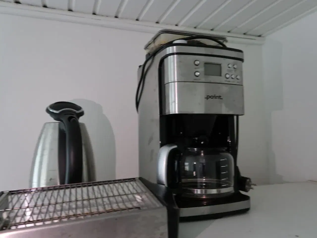 Billede 5 - Rum med indhold bl.a. seng, kaffemaskine POINT, skabe m.m.