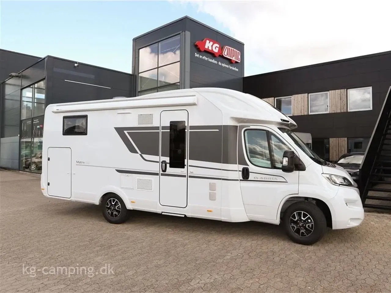 Billede 1 - 2024 - Adria Matrix Axess M670 SL   Nu nedsat med kr.72.709 | Enkeltsenge og sænkeseng i forenden.