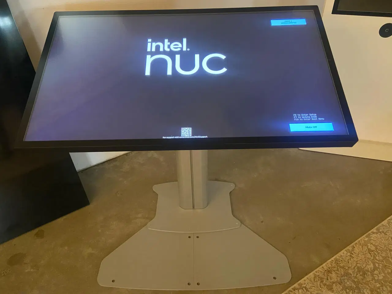 Billede 2 - Interaktiv touchskærm – inkl. Intel NUC og justerb