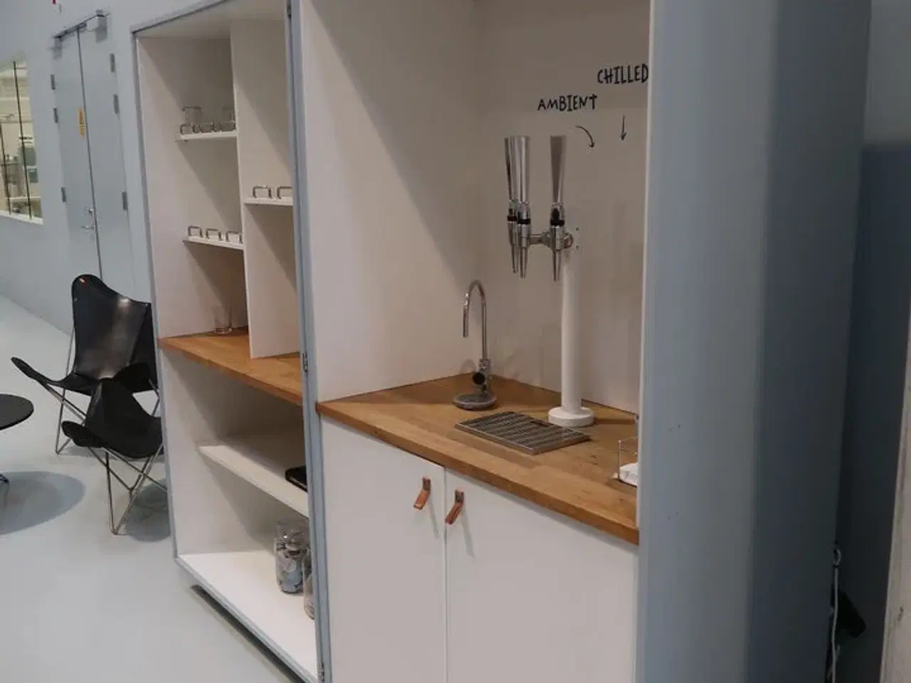 Billede 3 - 2 stk. sammenfoldelige køkkenmoduler på hjul, med vanddispenser, tappehaner m.m.