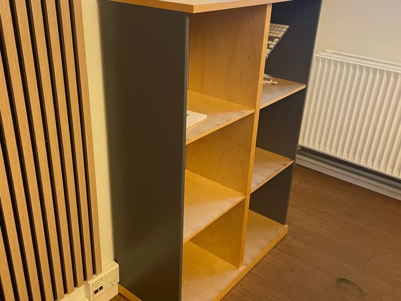 Billede 5 - Skabe/reoler i lyst træ og grå sider
