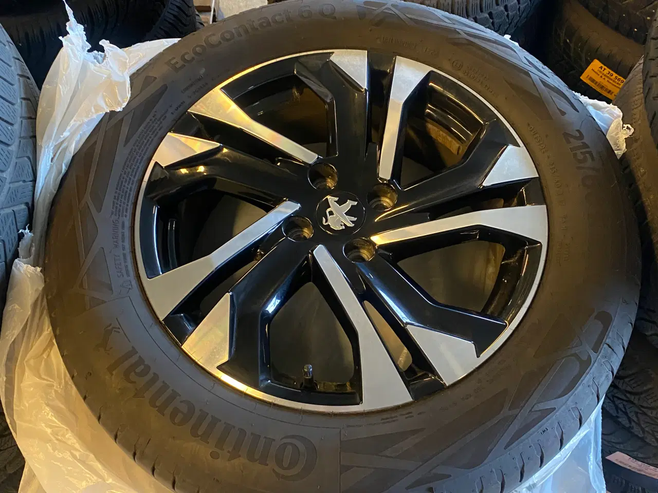 Billede 1 - Peugeot alufælge på sommerdæk 215/60 R17