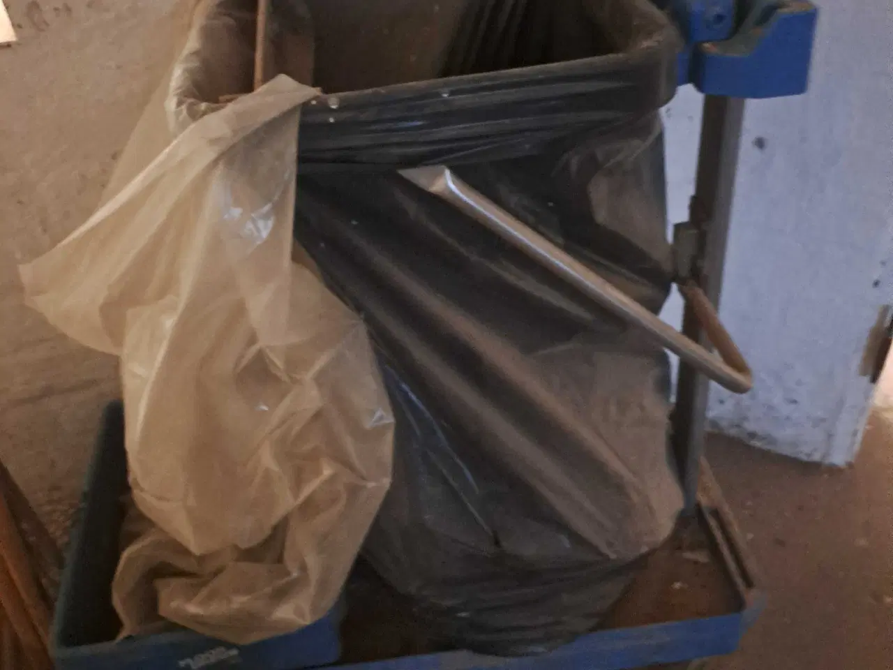 Billede 1 - Støvsuger og affaldsstativ