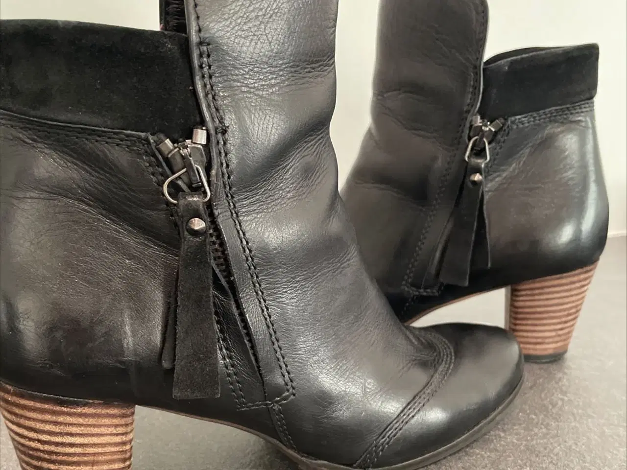 Billede 4 - Sorte klassiske korte støvler str 37 