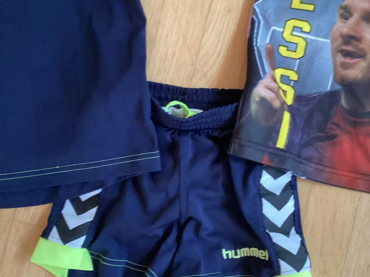 Billede 3 - Hummel shorts sæt og Messi t-tshirt