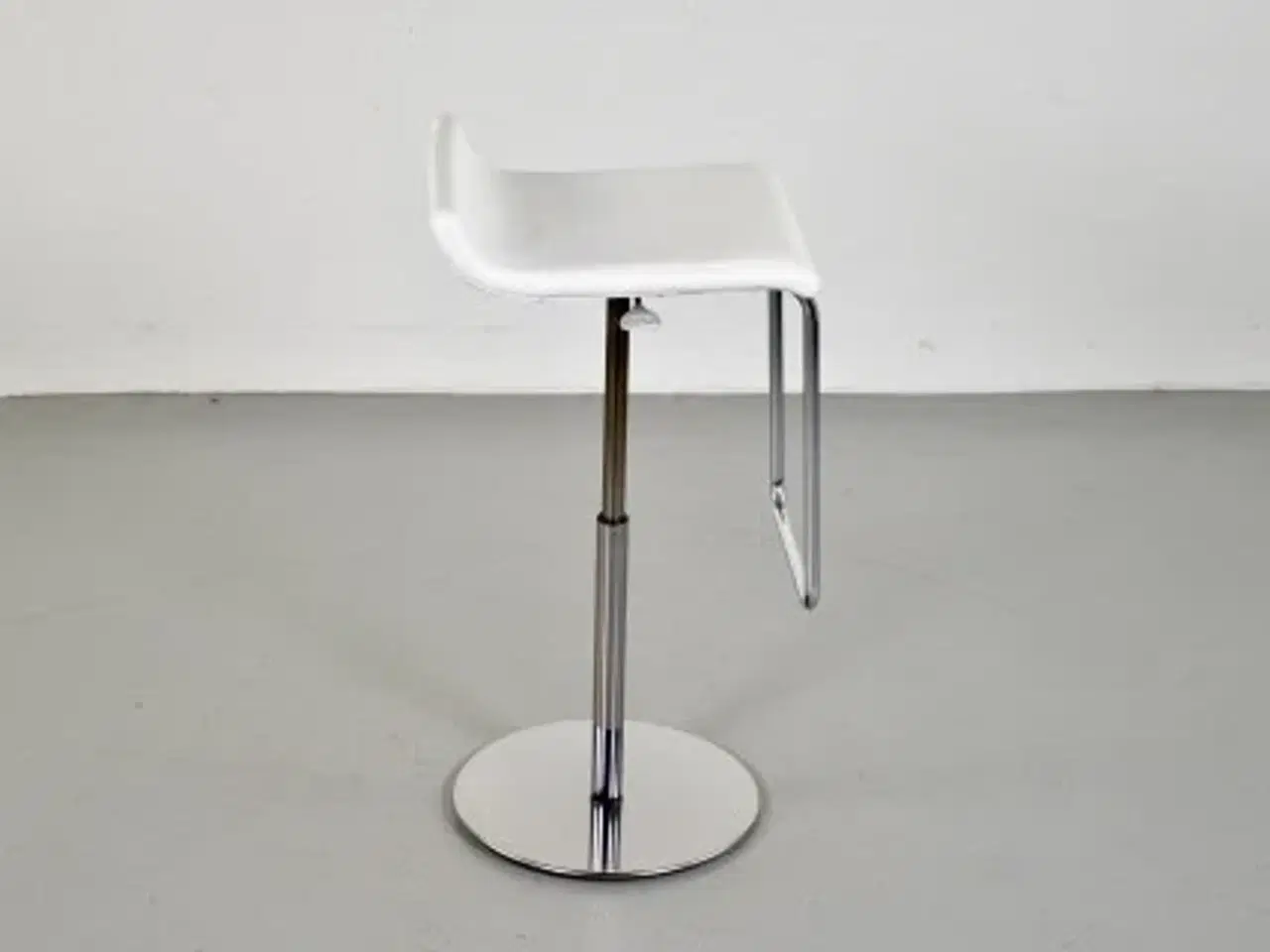 Billede 4 - Corinto barstol med hvidt kunstlæder