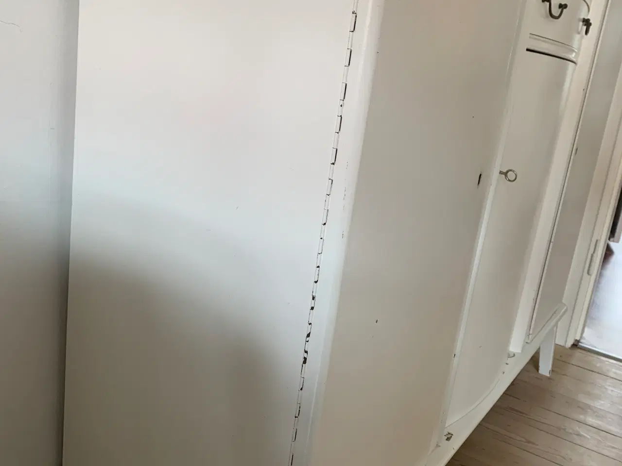Billede 3 - Antik hvid skænk