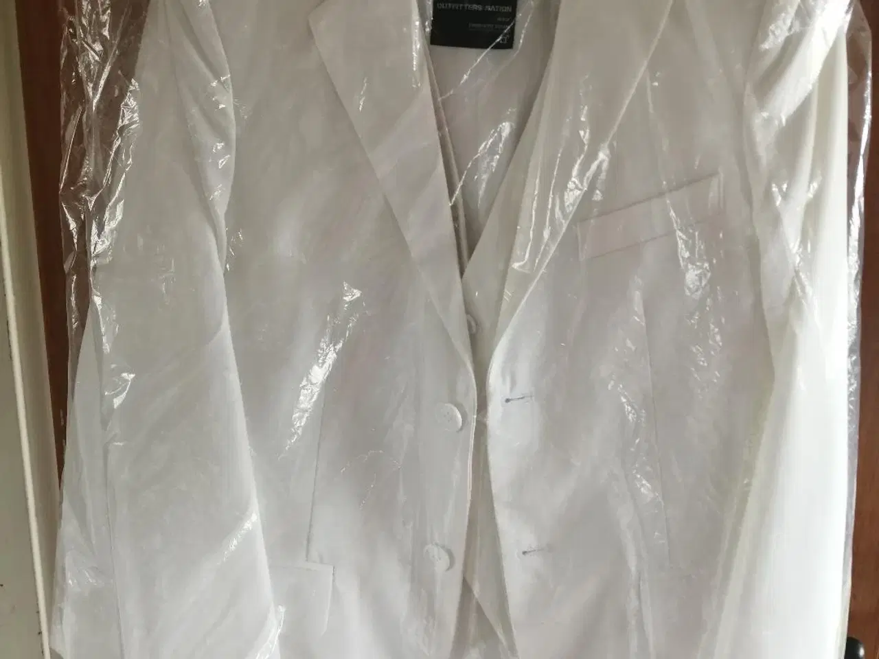 Billede 1 - Konfirmations jakke med vest str M og skjorte.
