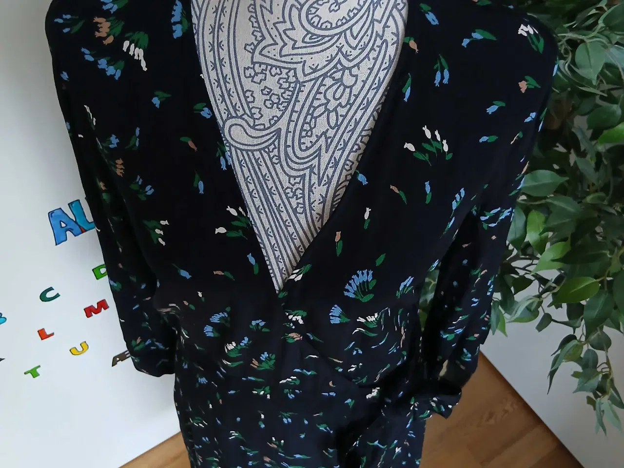 Billede 2 - Slå-om kjole. Ganni. Large/40