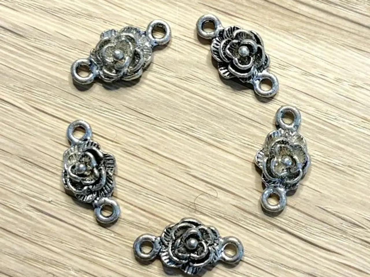 Billede 4 - Smykkefremstilling. Mellemdele formet som roser