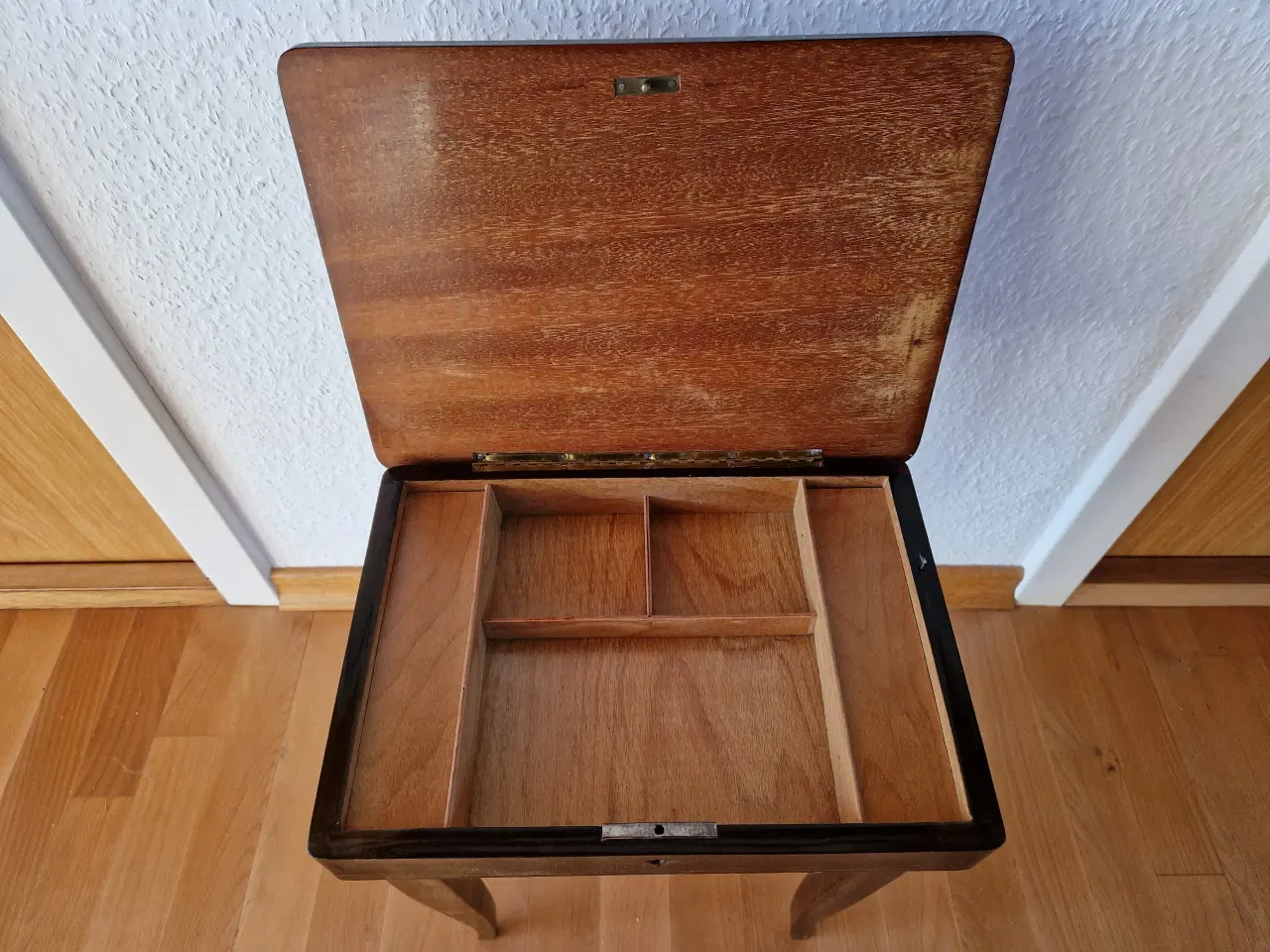 Billede 2 - Sybord / Lampebord med musik