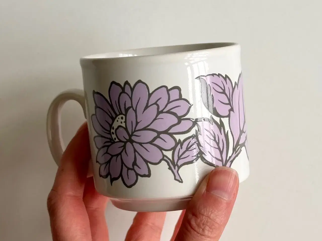 Billede 1 - Engelsk krus, lilla blomster