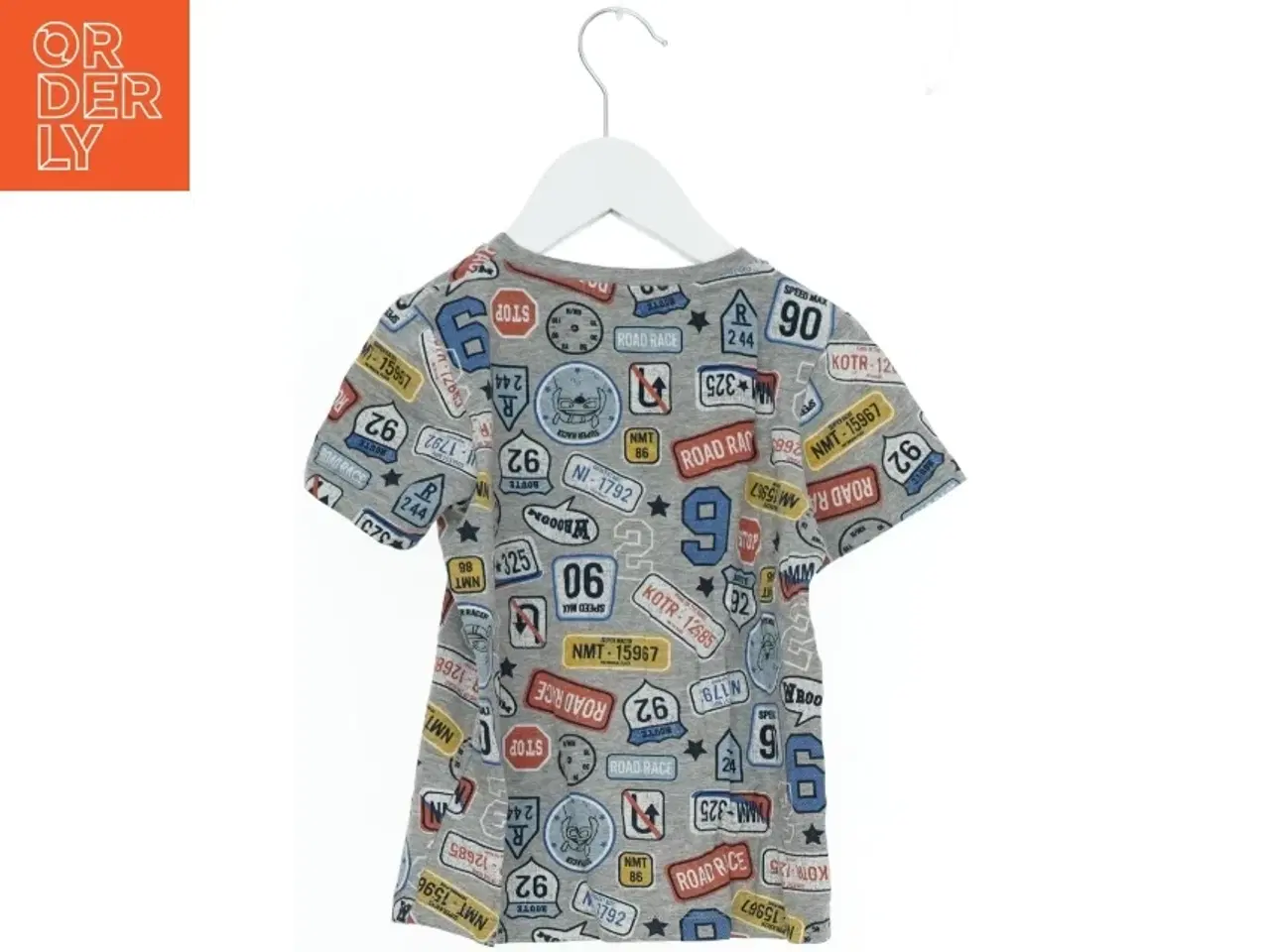 Billede 2 - Børne-T-shirt med bilskilt print fra Name It (str. 104)